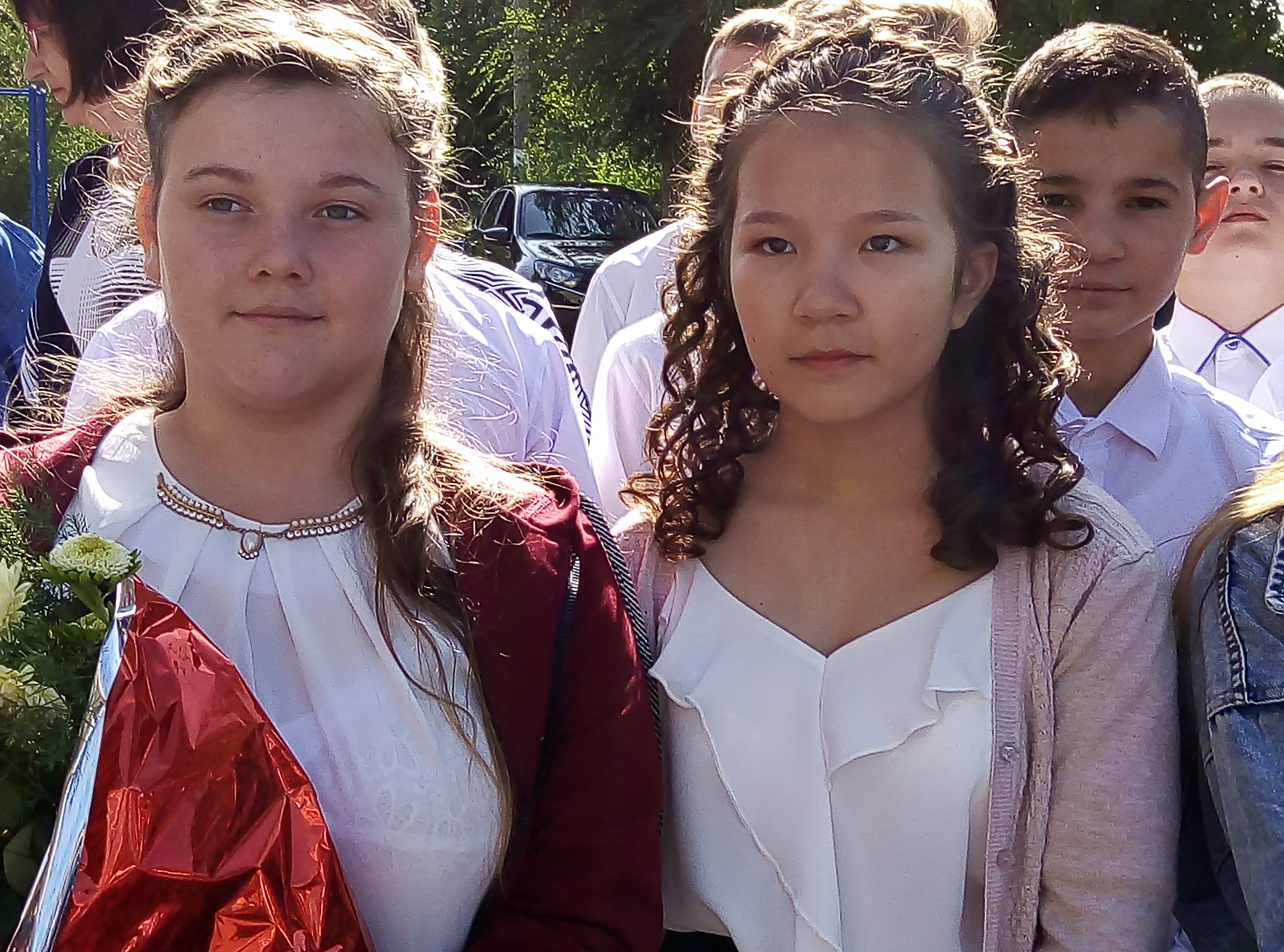 Светлана Ким(справа)-гордость 8 класса